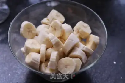 Make Banana shake step 1