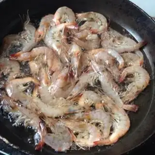 Make Spicy shrimp from a dry pot step 2