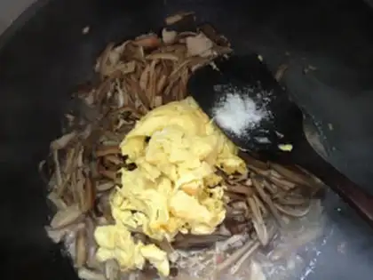 Make Chicken mushroom fried eggs step 7