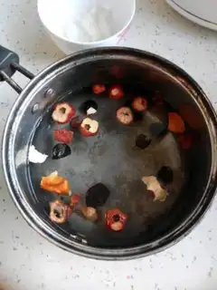 Make Summer appetizer plum soup step 1