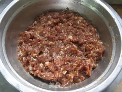 Make Celery pork dumplings step 1
