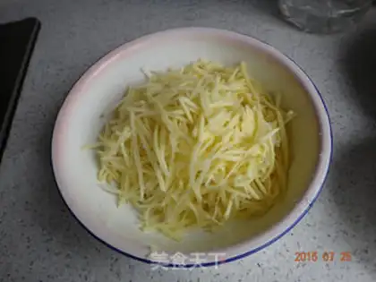 Make Red oil and potatoes step 0