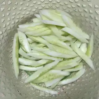 Make cucumber fried eggs step 1
