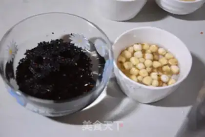 Make "Red-tree, black rice congee." step 1