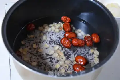 Make "Red-tree, black rice congee." step 2