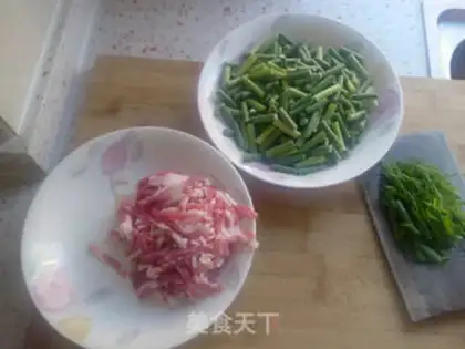 Make Garlic fried meat plus eggs step 0