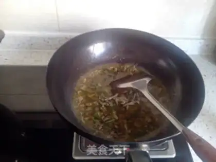 Make Garlic fried meat plus eggs step 4