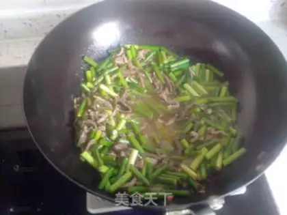 Make Garlic fried meat plus eggs step 7