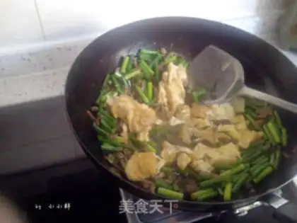 Make Garlic fried meat plus eggs step 9