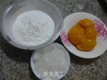 Make Peach riceballs step 0