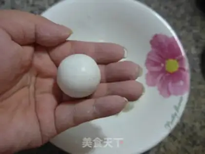 Make Peach riceballs step 4