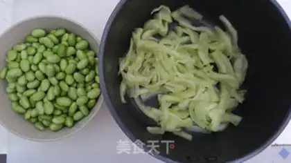 Make Watermelon peeled with beans step 1