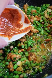Make Big pairs of shrimp sauce and meat beans step 4