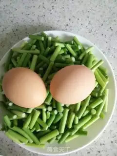 Make Eggs made of garlic step 0
