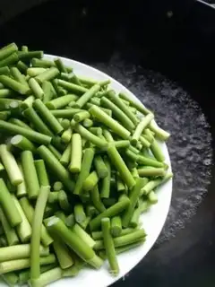 Make Eggs made of garlic step 1