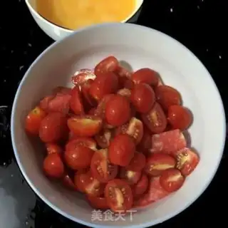 Make Tomato fried eggs step 1