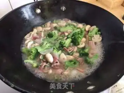Make Butter mushroom bacon pasta step 4