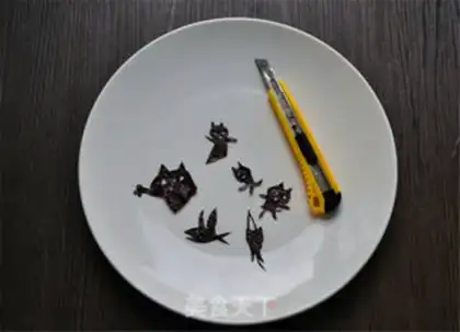 Make Halloween plates step 5