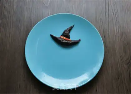 Make Halloween plates step 7