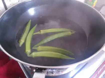 Make Tomatoe with a mustache step 2