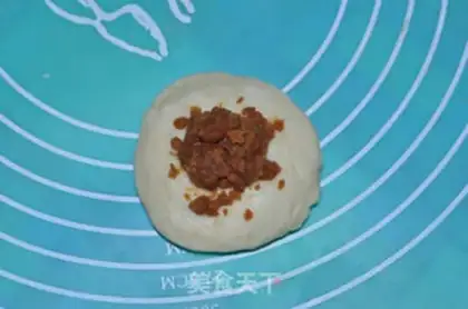Make Bear squeezes bread step 4