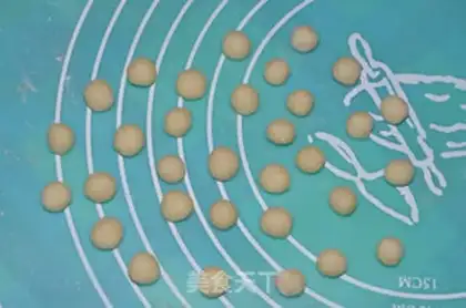 Make Bear squeezes bread step 6