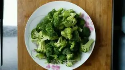 Make Garlic broccoli step 1