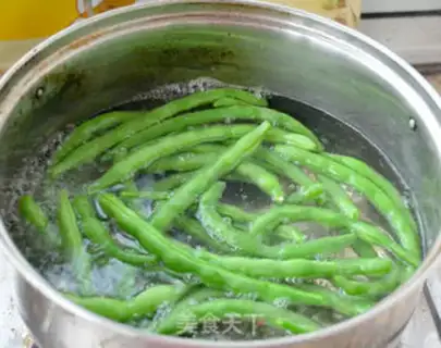 Make Bean-fruit buns step 1