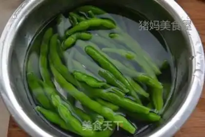 Make Bean-fruit buns step 2