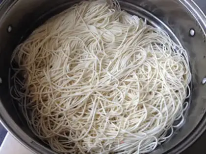 Make Seafood noodles step 1