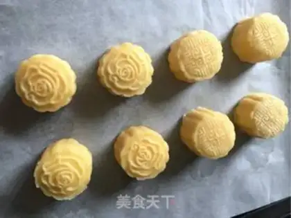 Make Hong Kong milk moon cake step 5