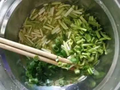 Make Onion omelette eggs step 1
