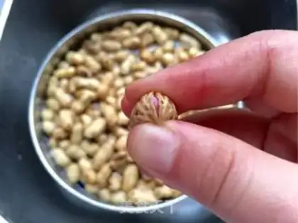 Make Five saline peanuts step 1