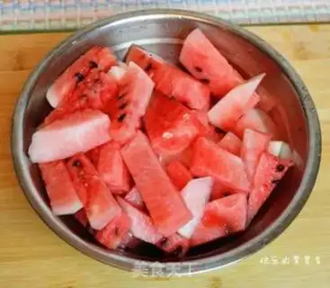 Make Watermelon honey popsicles step 0