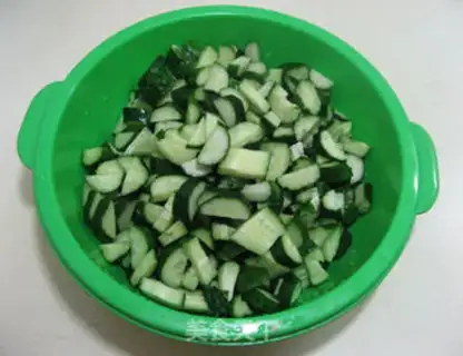 Make Cucumber beef dumplings step 1