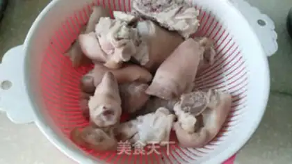 Make Clean up the pig feet soup step 2