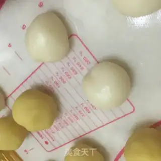 Make Ice-coated green bean mooncake step 5
