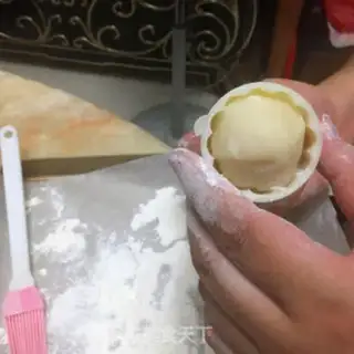 Make Ice-coated green bean mooncake step 7