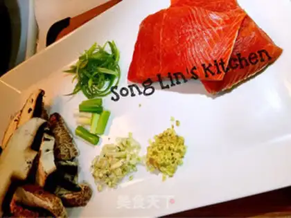 Make Chinese roasted red salmon step 1