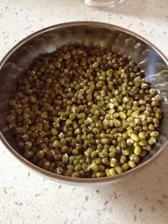 Make Homemade green bean sprouts step 1
