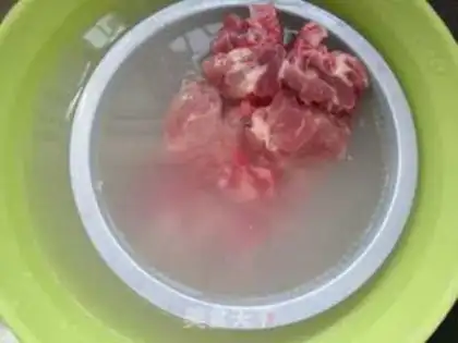Make Corn boiled ribs step 1