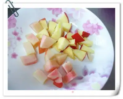 Make Roseloan fresh fruit tea step 1