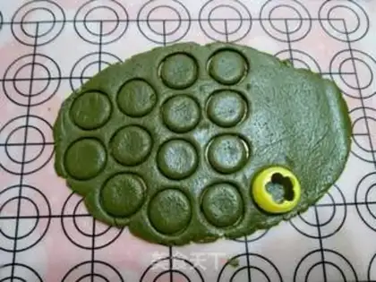 Make Color button cookies step 13
