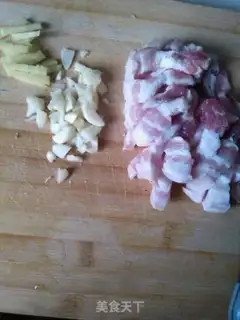 Make A dry pot of tea and mushrooms step 0