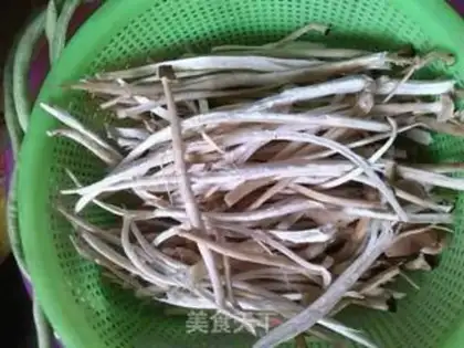 Make A dry pot of tea and mushrooms step 1