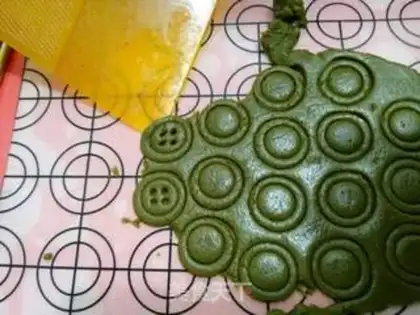 Make Color button cookies step 17