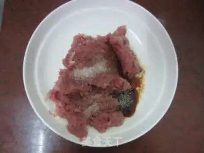 Make Crystal meat rolls step 1