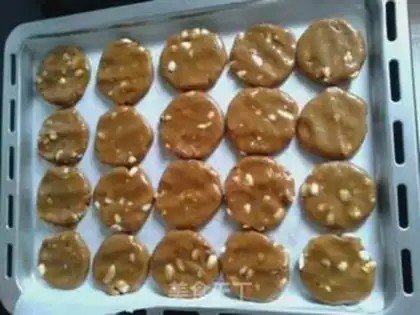 Make Pink peanut cookies step 4