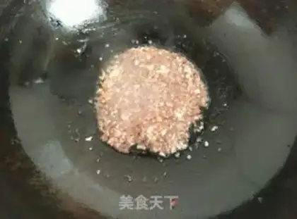 Make Garlic shrimp sauce and acne step 3
