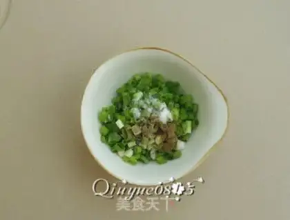 Make Scrambling onions step 1